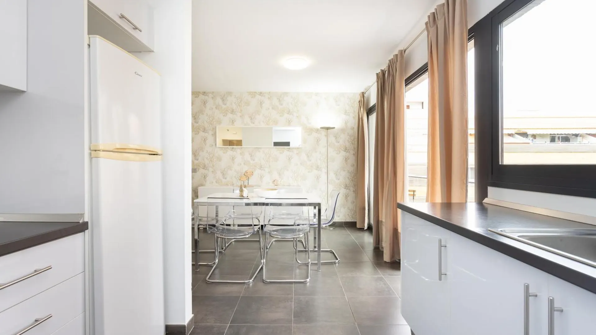 New Apartment Center Los Cristianos Espanha